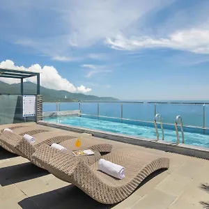 Отель Mangata Beachfront - Rooftop Bar Sea View, Дананг